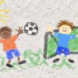 Ein Kinderbuch-Hintergrundbild, auf dem zwei Kinder Fußball spielen.
