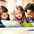 Kinder lesen im Buch "Das kleine Wir"