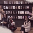Das Team von COVE Story vor einem Bücherregal