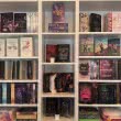 Bücherregal mit verschiedenen Young Adult- und New Adult-Büchern