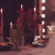Romantisches Dinner mit großen roten Stabkerzen in der Mitte