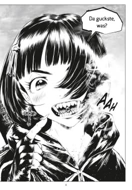 Auf der Innenseite von „Blood Blade 2“ ist ein schwarz-weißer Manga-Stil abgebildet. Ein Mädchen mit schulterlangen, glänzenden, schwarzen Haaren und einem herausfordernden Gesichtsausdruck zeigt auf ihre spitzen Zähne. Rauch entweicht ihrem Mund. Ihr Outfit ist dunkel und wirkt geheimnisvoll, während sie mit einem selbstbewussten Lächeln in die Kamera blickt. Im oberen Bereich befindet sich ein Sprechblasentext: „Da guckste, was?“. Die Seite vermittelt eine spannende und zugleich bedrohliche Atmosphäre.