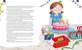 Innenseite des Buches „Ein Haus voller Freundschaft“. Auf der linken Seite steht ein Text über einen Geburtstag, während auf der rechten Seite ein Mädchen mit einer Krone glücklich vor einer bunten Torte mit Kerzen steht. Um sie herum liegen Geschenke in verschiedenen Farben, und bunte Girlanden schmücken die Seite. Der Text ist in einer freundlichen, kindgerechten Schriftart gehalten, die das fröhliche Thema unterstreicht. Die Illustration vermittelt Freude und Freundschaft.