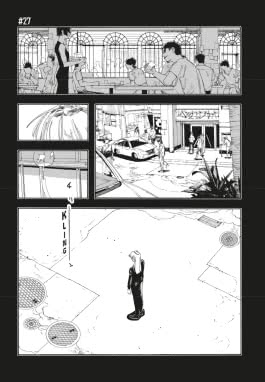 Auf der Innenseite des Buches „Fool Night 4“ ist eine Schwarz-Weiß-Zeichnung zu sehen. In der oberen Szene befindet sich ein Restaurant mit Gästen und Bedienung. Darunter sind mehrere kleinere Panels: einer zeigt eine Blumenansicht, ein anderer eine belebte Straße mit einem Auto. Im letzten Panel steht eine figur mit langen, blonden Haaren in schwarzer Kleidung auf einer Straße, während das Wort „KLING“ in einer klaren, künstlerischen Schrift dargestellt ist. Der Hintergrund ist einfarbig schwarz.