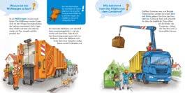 Die Innenseite aus dem Buch „Traktor, Bagger und Co.“ zeigt links einen orangefarbenen Müllwagen mit lächelndem Maskottchen und zwei Müllarbeitern, die eine graue Tonne leeren. Auf der rechten Seite wird erklärt, wie ein Lkw mit einem Kran einen Container hebt. Der Text ist in blauer Schrift in Sprechblasen dargestellt. Der Hintergrund ist hell und freundlich, mit Illustrationen von Bäumen und Häusern, die ein kinderfreundliches Umfeld schaffen.