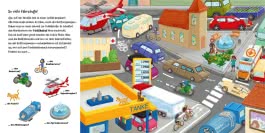 Auf der Innenseite des Buches „Unterwegs mit Fahrzeugen“ wird eine lebhafte Szene aus dem Straßenverkehr dargestellt. Bunte Fahrzeuge wie Autos, ein Helikopter und Fahrräder sind in einer urbanen Umgebung angeordnet. Kinder und Tiere beleben die Straße, während Gebäude und eine Tankstelle im Hintergrund sichtbar sind. Verschiedene Fragen regen zur Interaktion an. Die Farben sind hell und einladend, mit einer verspielten Typografie, die die Themenvielfalt betont.