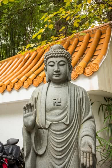 Manj Symbol auf einer buddhistischen Statue