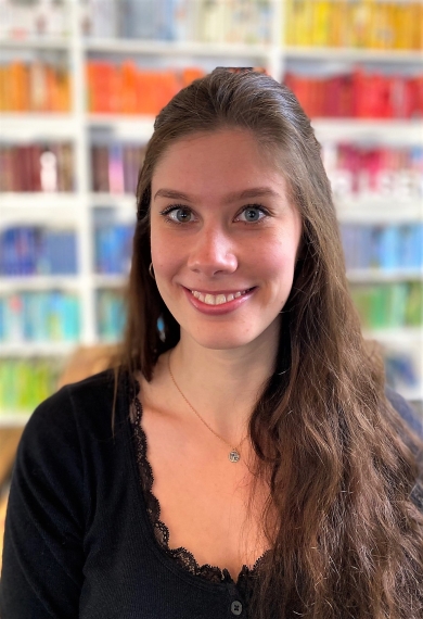 Foto von Celina Isermann, Praktikantin im Influencer Marketing bei Carlsen.
