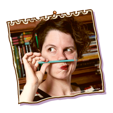 Nina Dulleck hält sich einen Stift an die Nase