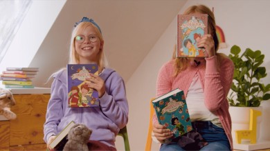 Kinder mit Büchern der Schule der magischen Tiere