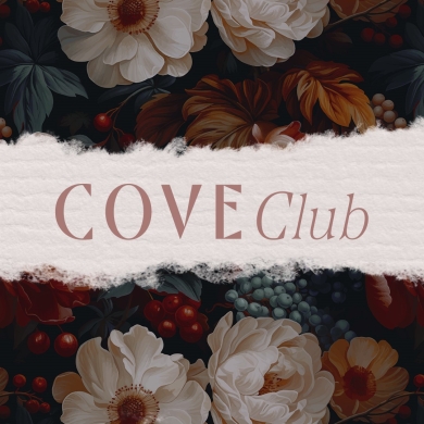 In der Mitte steht "COVE Club" und oben und unten sind Blumen abgebildet