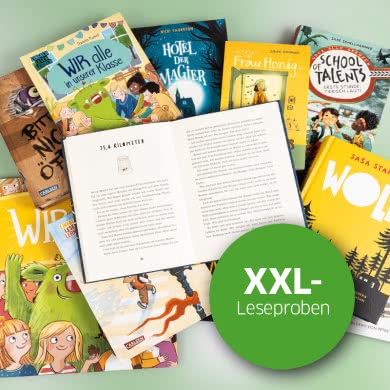 Auswahl an Carlsen Lektüre für die Schule: Mehrere Kinder- und Jugendbücher liegen aufgefächert, in der Mitte ein aufgeschlagenes Buch, daneben der Hinweis „XXL-Leseproben"