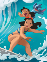 Stitch, Lilo und Nani surfen eine große Welle